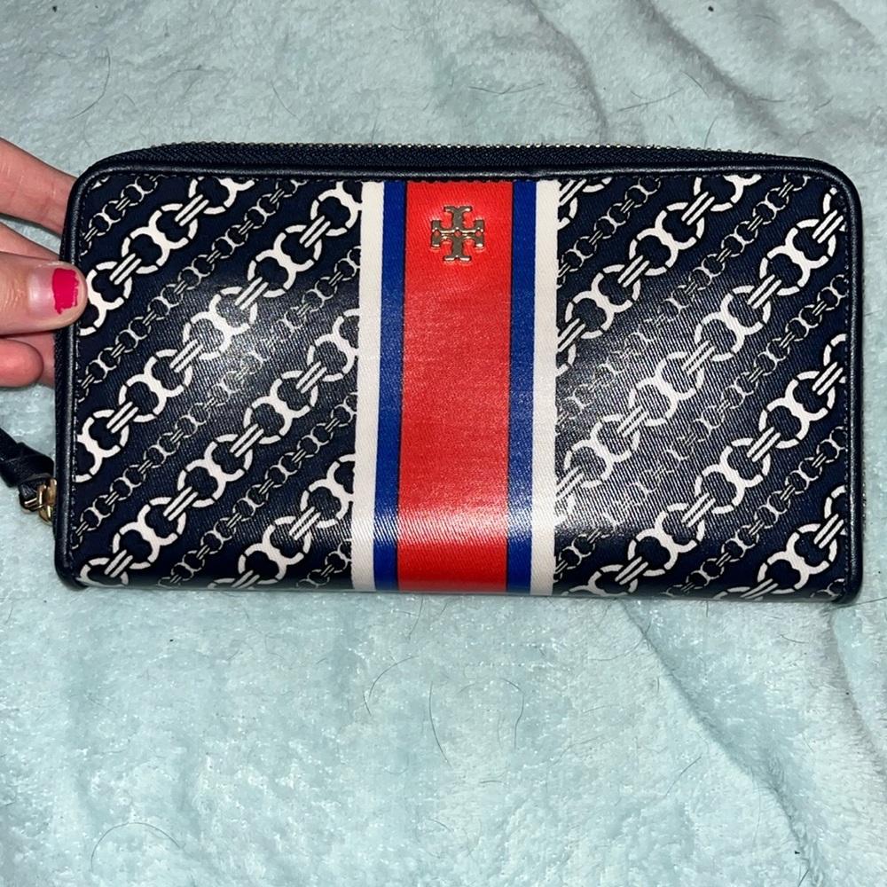 This Tory Burch clutch was never used. I got it and didn’t really like it.